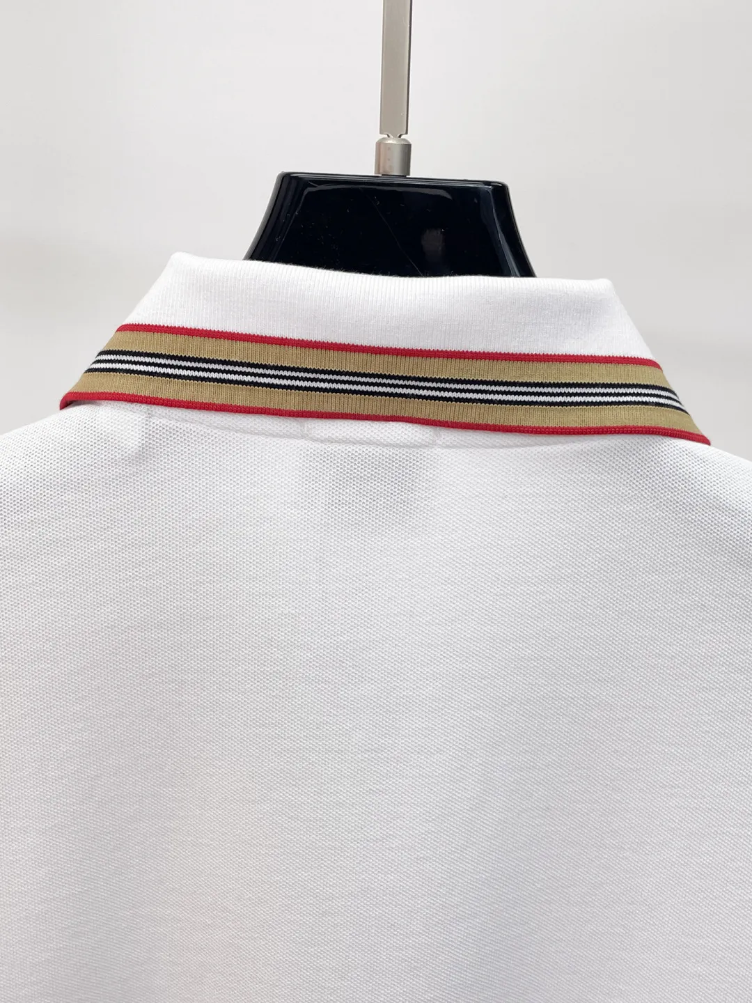 BURBERRY New Arrival Polo shirt, complete with three labels, original fabric, original customized accessories, official Same Style, using 210 grams of pure cotton pique fabric, customized same-tank dyed fabric, very comfortable and smooth to the touch, very wide and stylish, produced by a first-line brand on behalf of Factory, imported Behringer embroidery machine, embroidery is full and textured, imported Kangli direct-injection machine, printing is clear and textured, the collar rib is woven with imported yarn It will not lose shape after being worn for a long time. It is the most New Arrival style in spring and summer. It is fashionable and individual. It is super Versatile and looks good. It is very suitable for both men and women. It is a must-have for everyone. Size: S-XXL